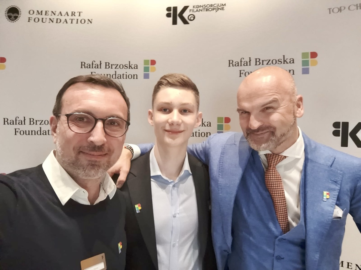 Artur z Piotrkiem Czupryńskim (stypendysta) i Rafałem Brzoską na evencie Rafał Brzoska Foundation