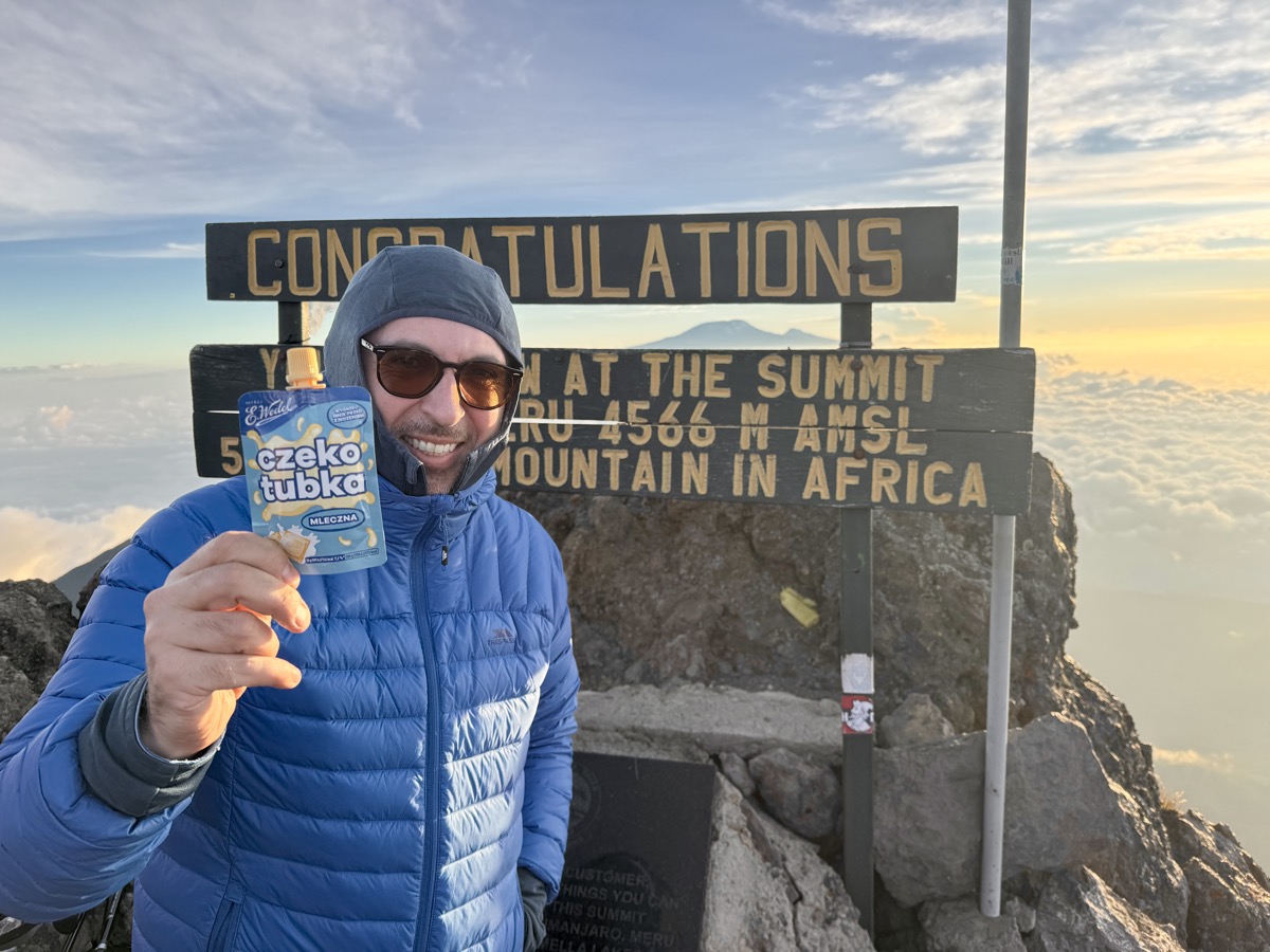 Artur na szczycie Mount Meru w Tanzanii